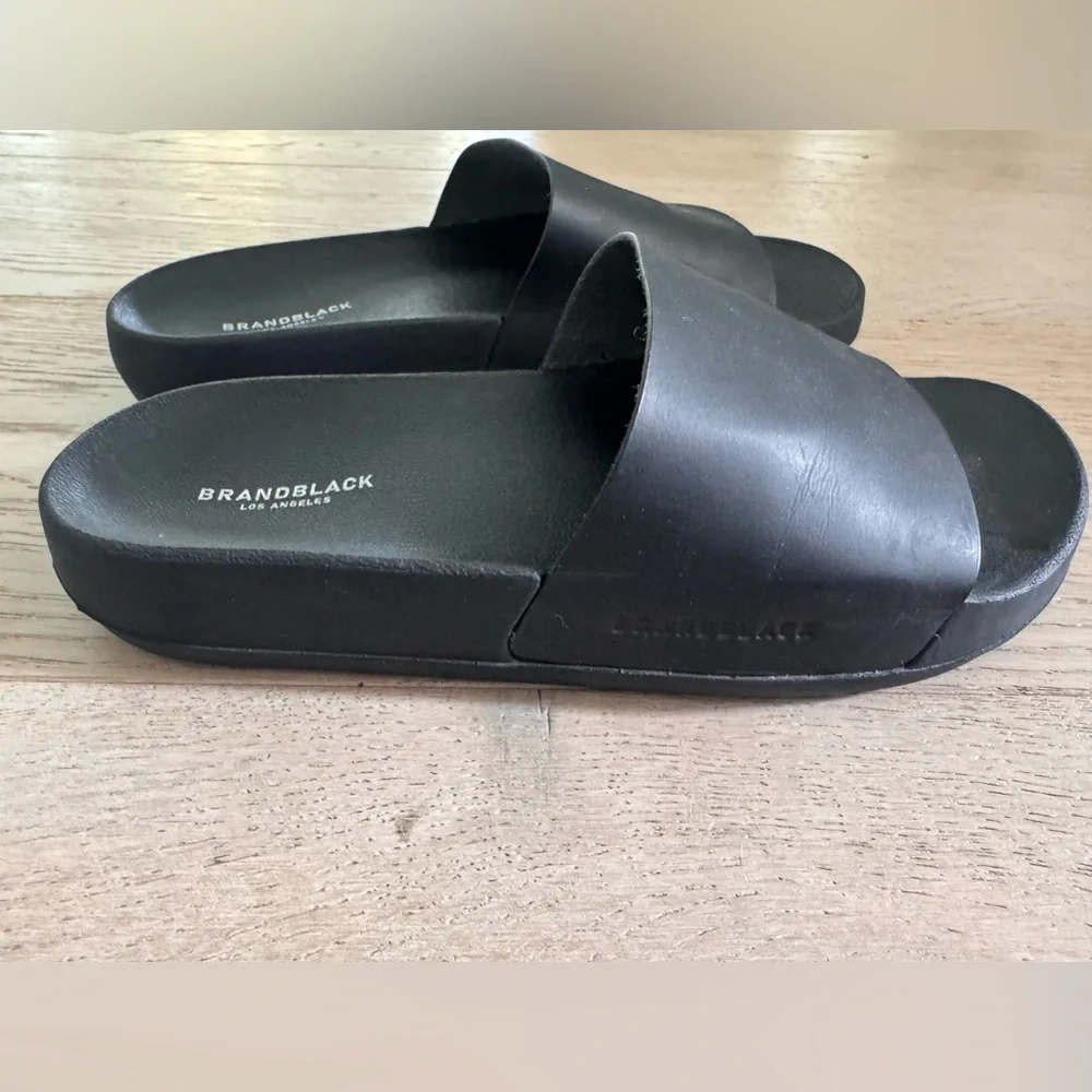BRANDBLACK
Kashiba Lux Slides size 6.5 - Picture 2 of 6